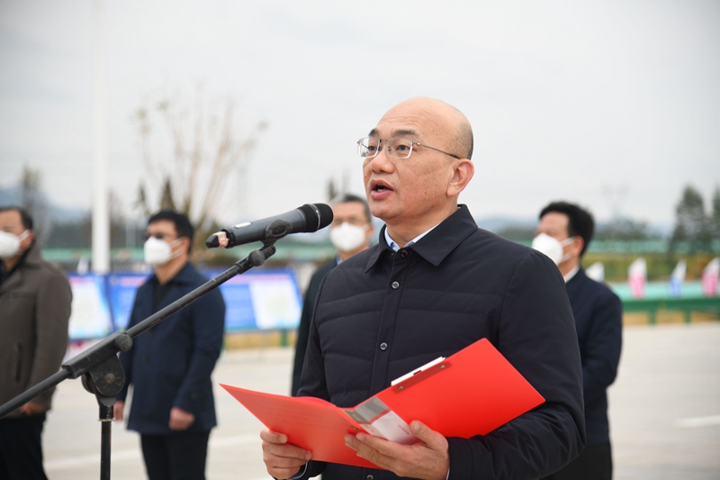 自治區(qū)交通運(yùn)輸廳黨組成員、總工程師陳津維宣布通車.jpg