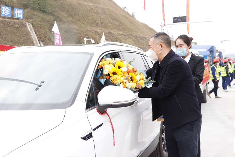 廣西新發(fā)展交通集團黨委書記、董事長陳開群為第一輛通車車輛送上鮮花.JPG